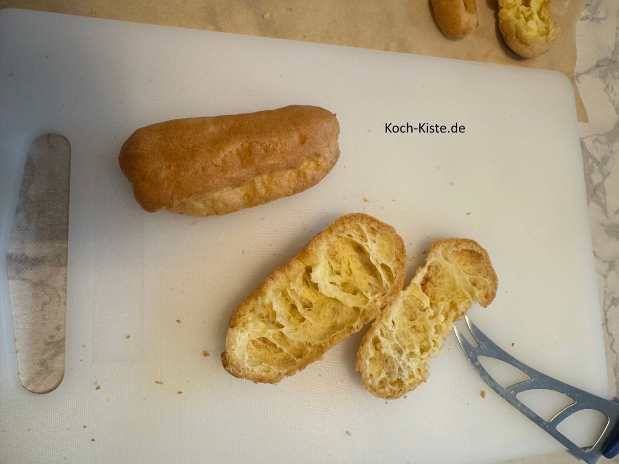 mit einem Käsemesser kannst Du ganz leicht -ohne Druck- den Liebesknochen durchschneiden