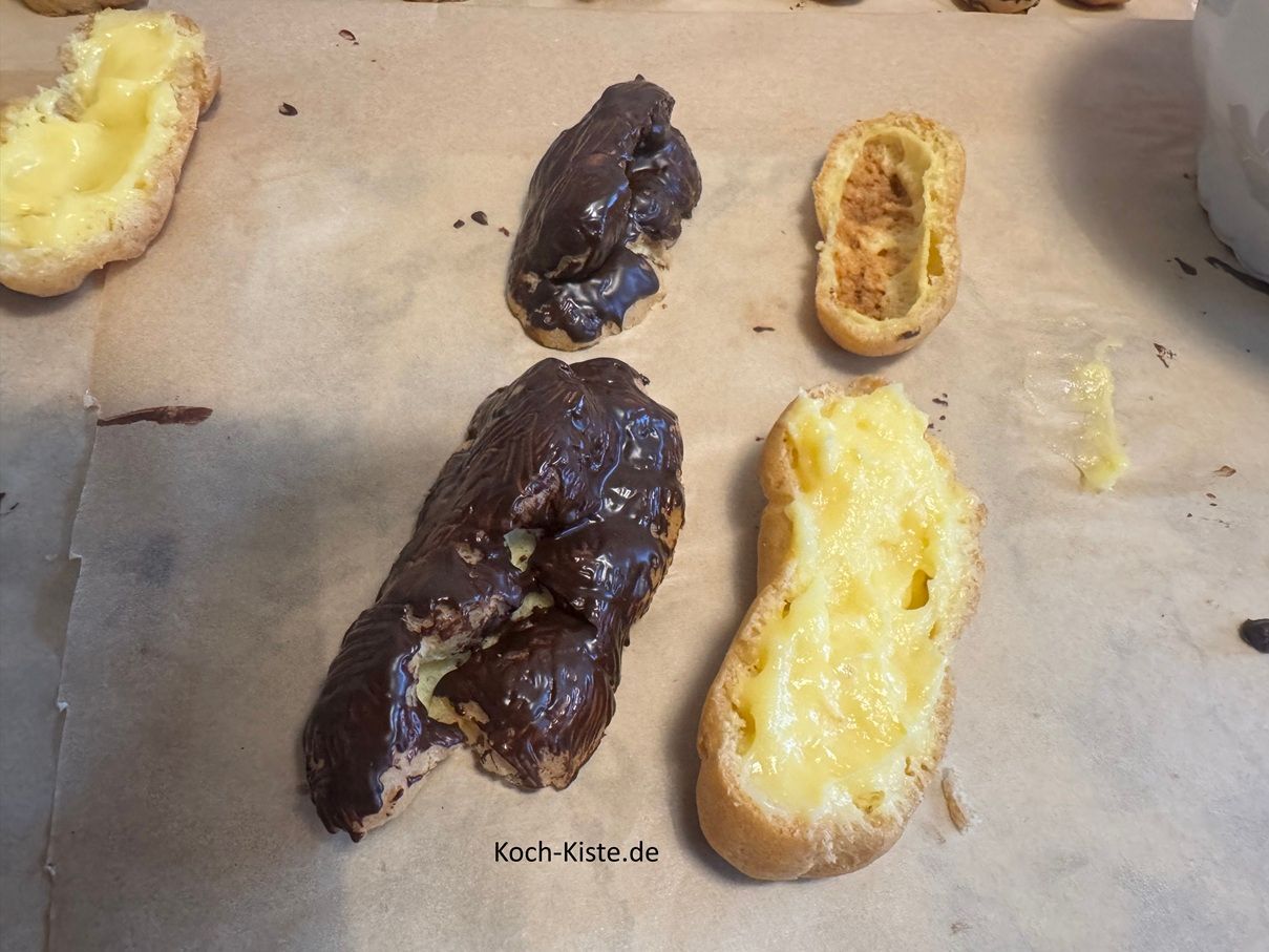 Jetzt nimmst Du immer ein Liebesknochen Unterteil und gibst mit einem Teelöffel Pudding hinein- lege das gefüllte Liebesknochenunterteil neben den passenden Liebesknochendeckel .