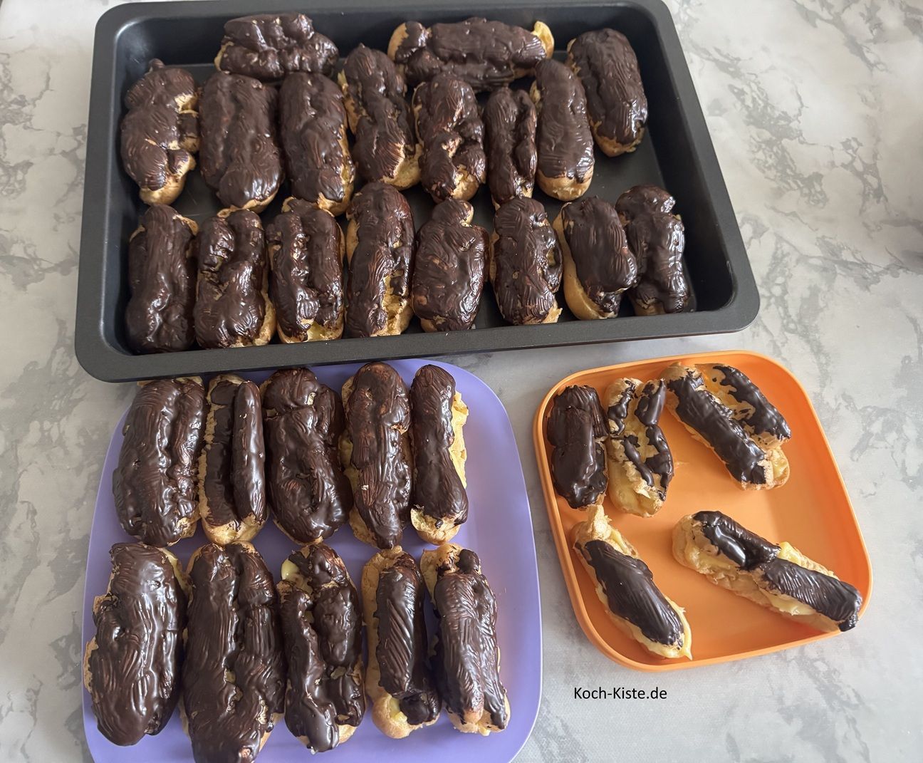 zum Schluss setze den passenden Liebesknochendeckel oben auf und setze den fertigen Liebesknochen in eine Kuchenform .