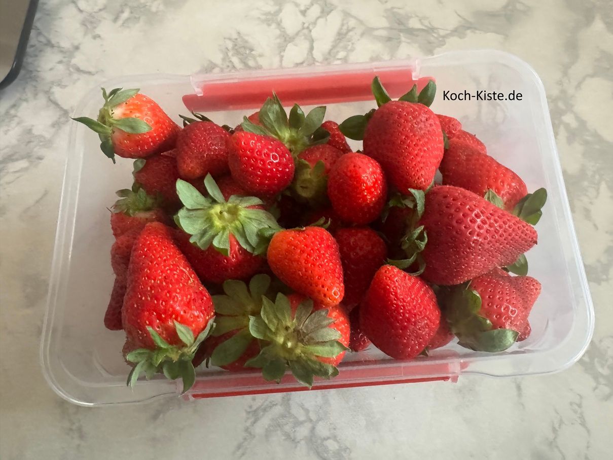 frische Erdbeeren abwiegen