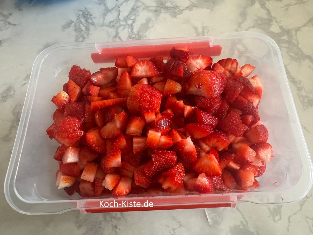 gebe die Erdbeerstücke in eine Schüssel