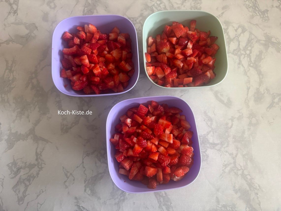 Nun benötigst Du 3 Schalen. Stelle die 1 Schale auf die Küchenwaage - auf 0 und wiege 250 g Erdbeeren ab. Wiederhole den Vorgang bei der 2 Schale. In die 3 Schale gibst Du den Rest - müssten knapp 500 g sein.
