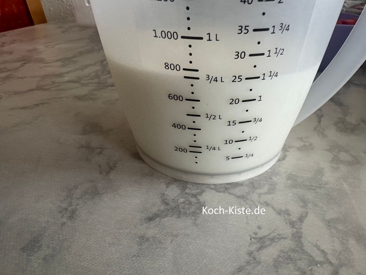 Beginne für die Puddingvorbereitung 750 Milliliter Mich abzumessen .
