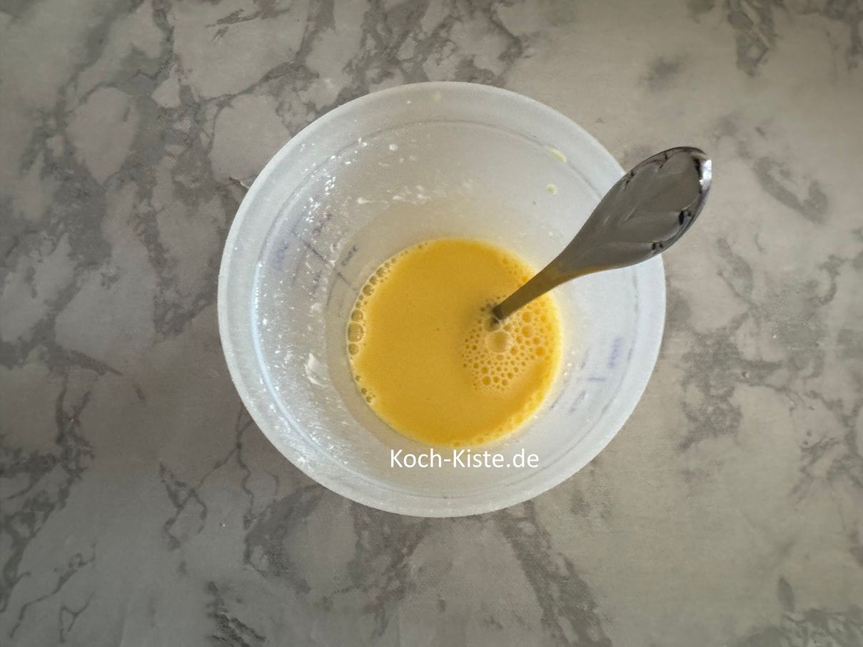 verrühre mit einem Esslöffel alles, bis sich das Puddingpulver aufgelöst hat