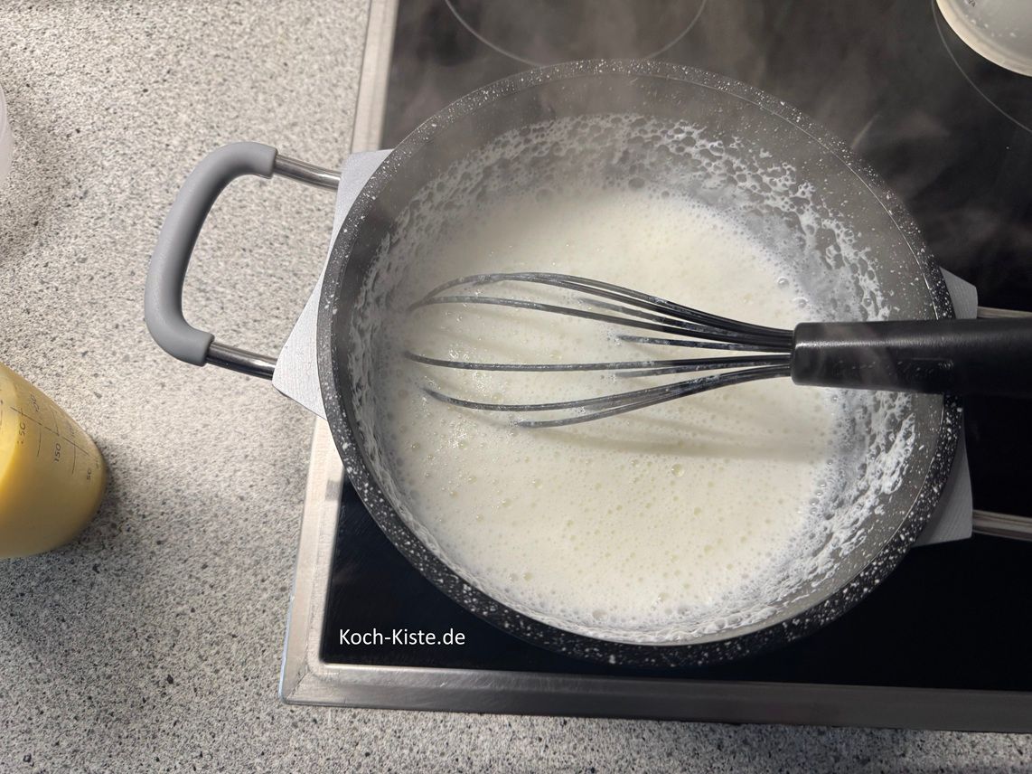 sobald die Milch anfängt zu Koche, gieße das Puddigpulvergemisch - unter ständigem Rühren in den Topf