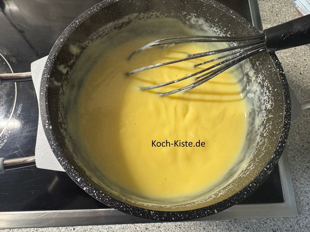 sobald Du mekst das die Flüssigkeit anfängt anzudicken, kannst Du den Topf von der Herdplatte ziehen.