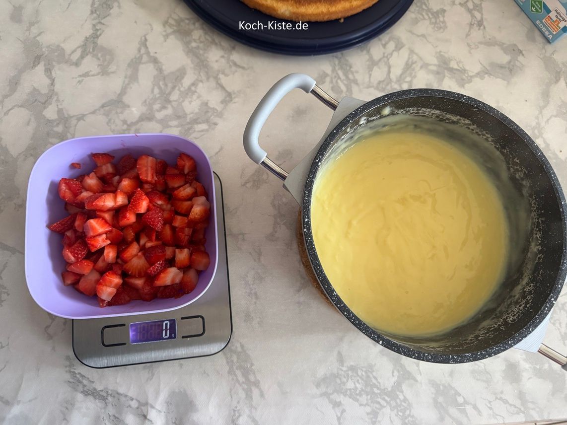 Jetzt stelle den Puddingtopf mit auf die Arbeitsfläche.