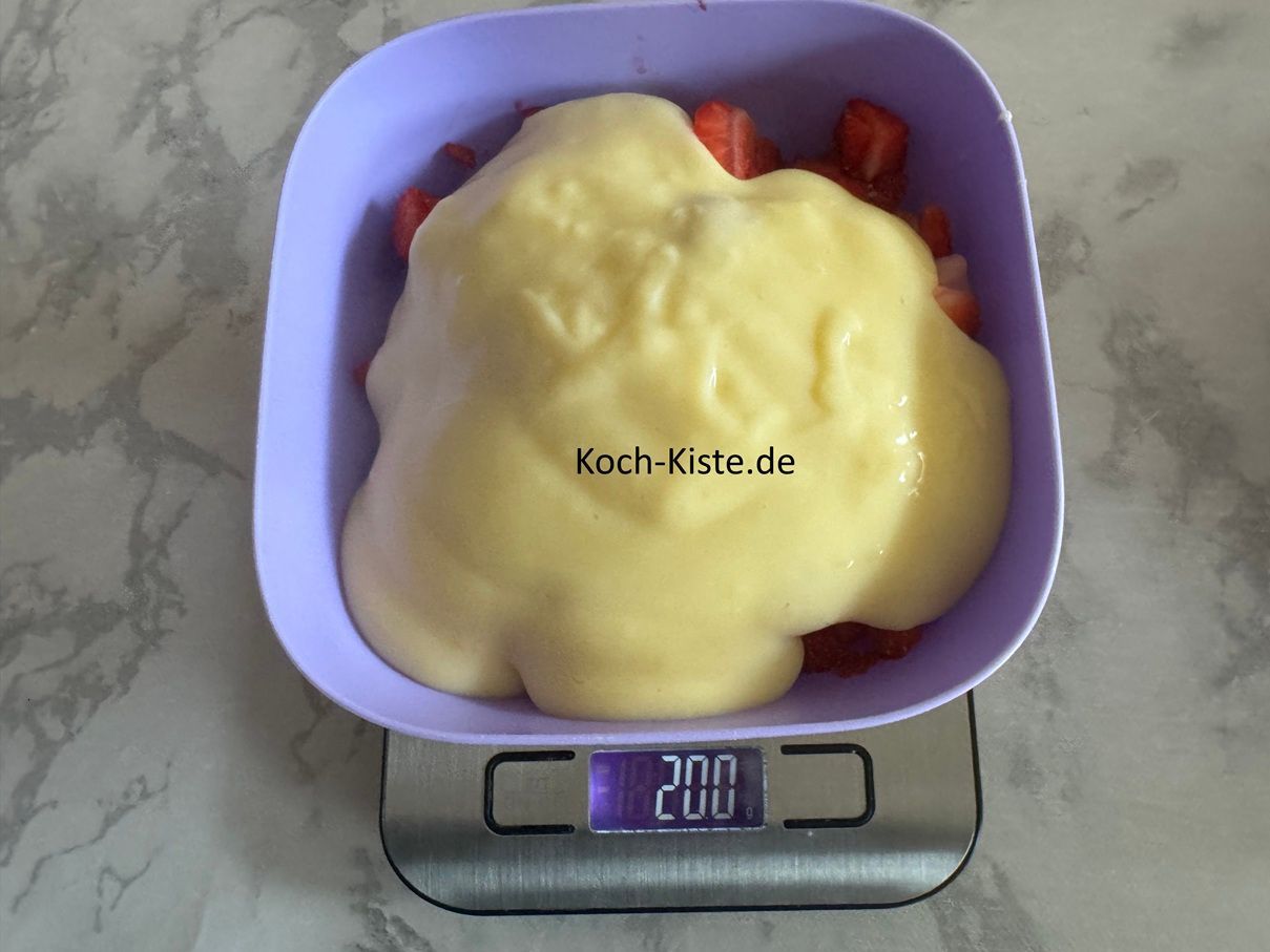 stelle 1 Schale mit 250 g Erdbeeren auf die Küchenwaage - auf 0 und wiege 200 g Pudding dazu. Dann verrühre mit einem Esslöffel alles gleichmäßog. Wiederhole diesen Vorgang auch mit der 2 Schale ( welche 250 g Erdbeeren enthält)