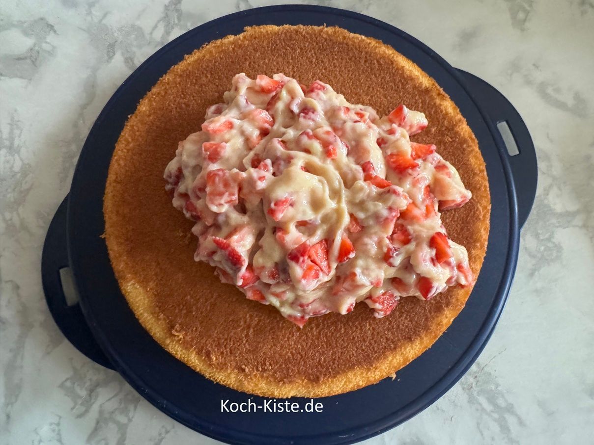 gebe das Erdbeeren-Pudding Gemisch auf den Tortenboden