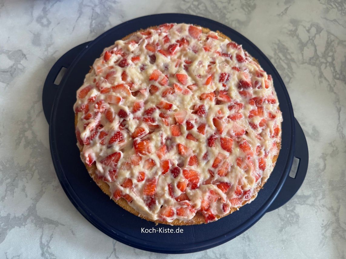 und verteile mit Hilfe eines Tortenspartels alles gleichmäßig auf dem Torteboden