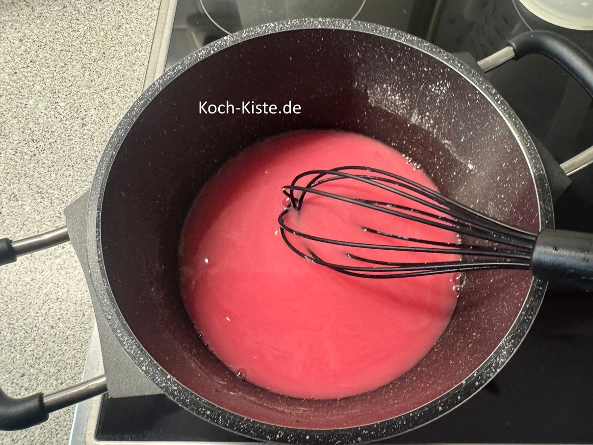 verrühre mit dem Schneebesen alles und bringe alles zum Kochen