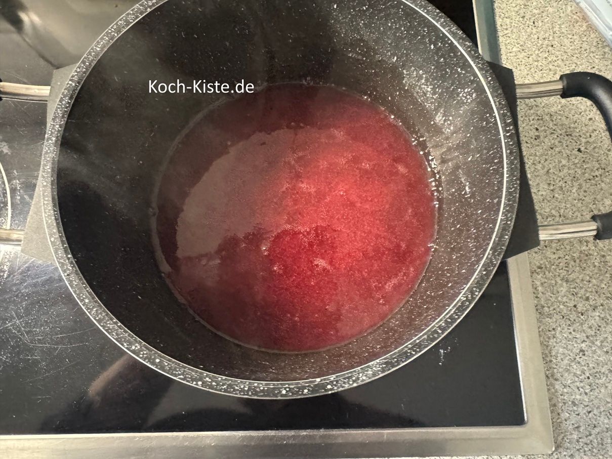 sobald die Flüssigkeit anfängt zu Kochen, rühre was das Zeug hält - bis die Flüssigkeit anfängt zu gelieren. Dann ziehe den Topf von der Herdplatte.
