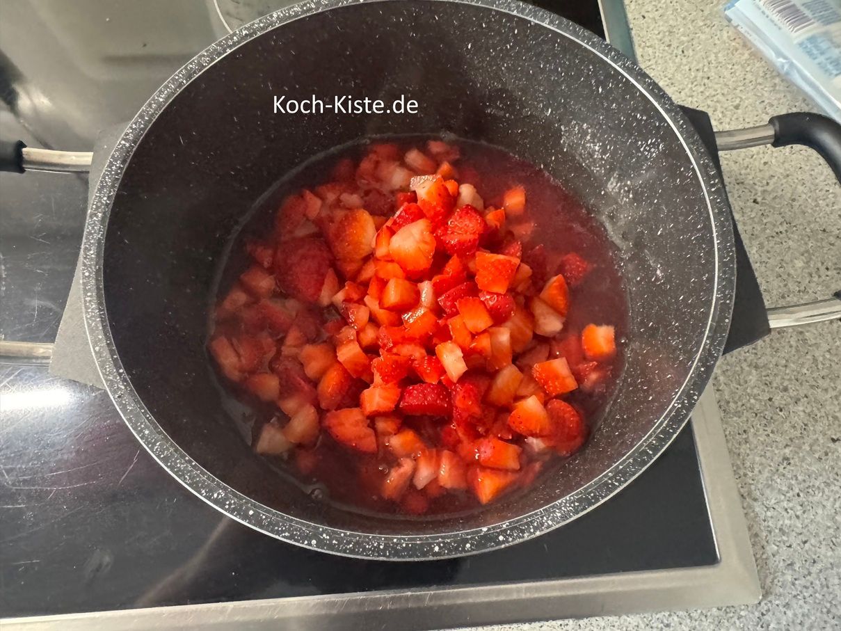 als nächstes schütte die restlichen Erdbeerstücke mit in den Topf