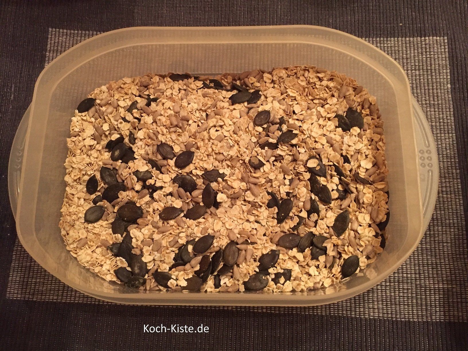 Schale mit den verschiedenen Körnern füllen