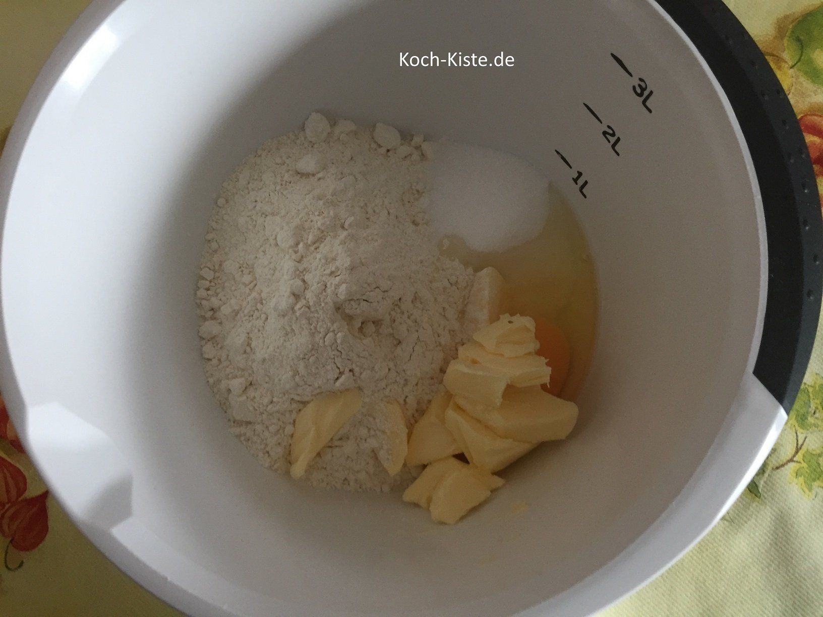 gebe Mehl, Salz, Ei, Zucker und Butter in eine Rührschüssel