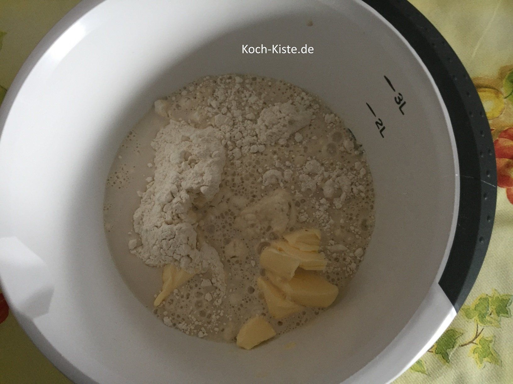 gieße die Hefemilch in die Rührschüssel