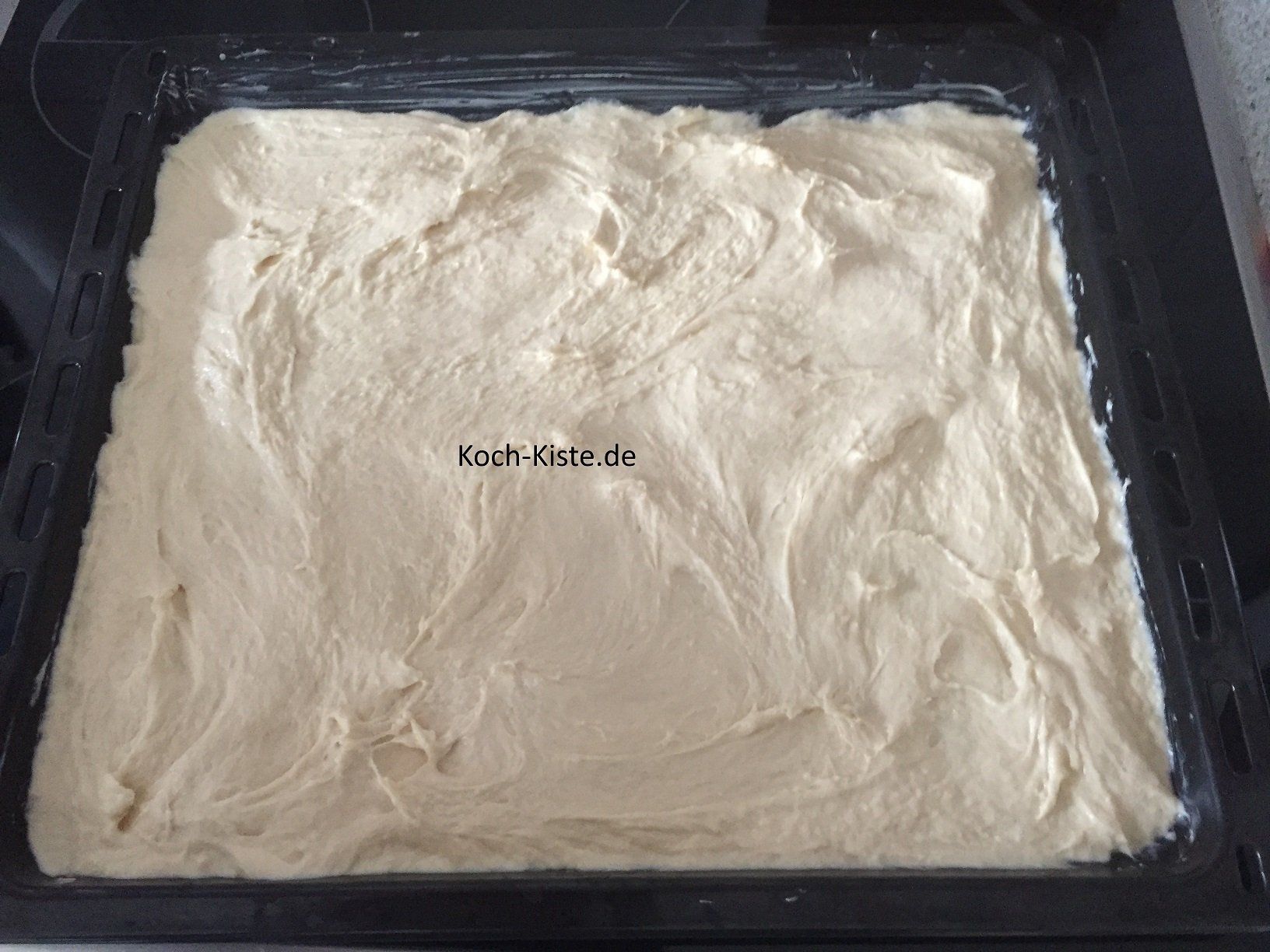 streiche den Teig gleichmäßig auf das gefettete Backblech