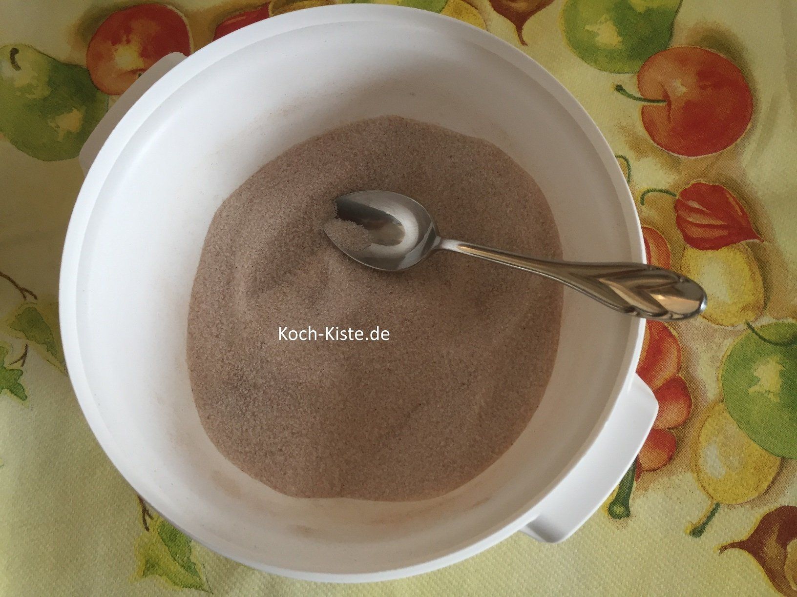 verrühre Zimt und Zucker