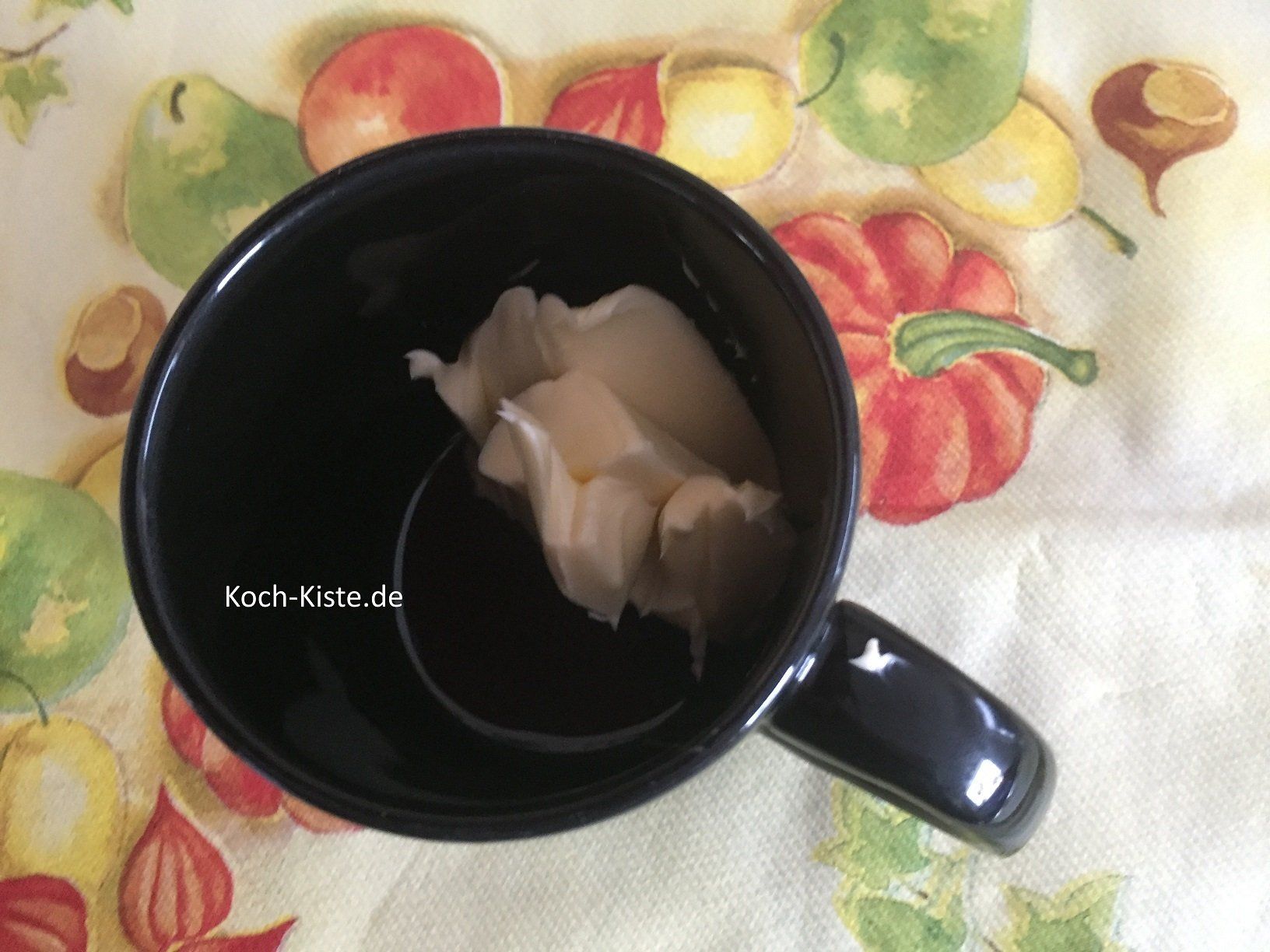 messe 50 Gramm Butter im Kaffebecher ab