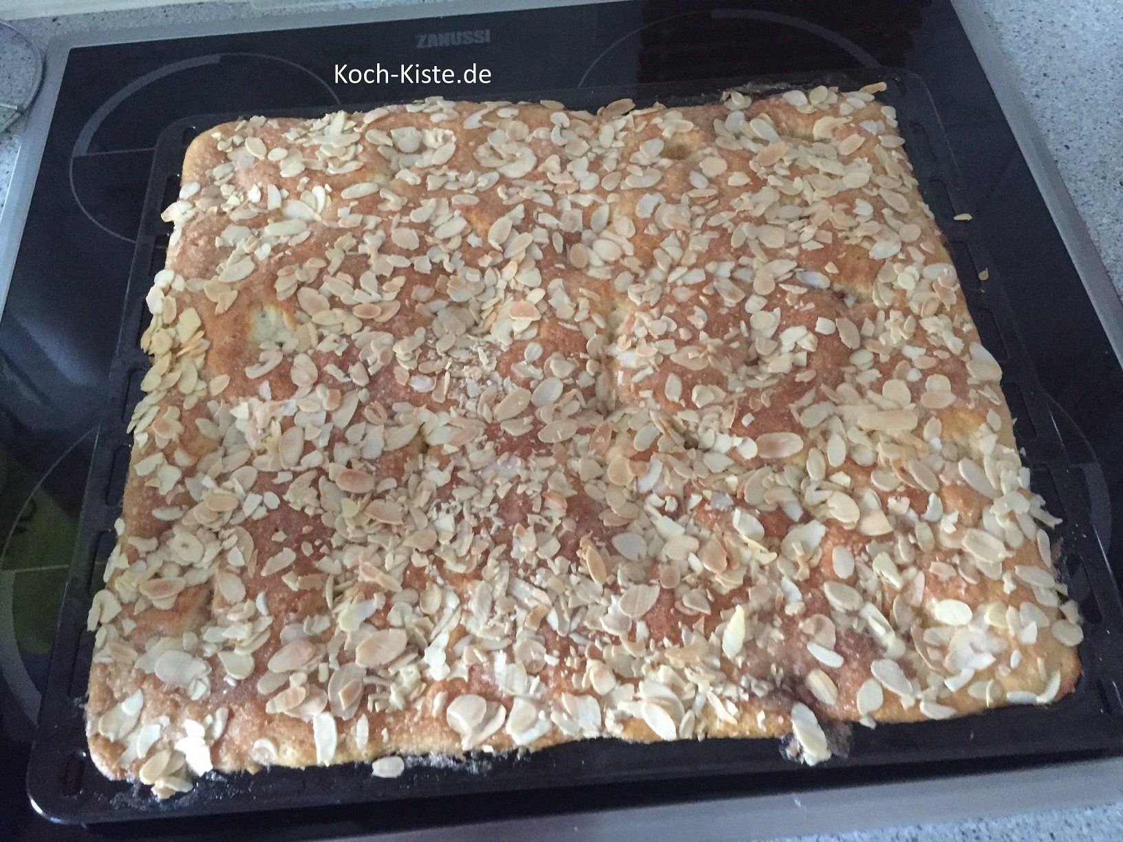 fertig gebackener Hefe Butterkuchen