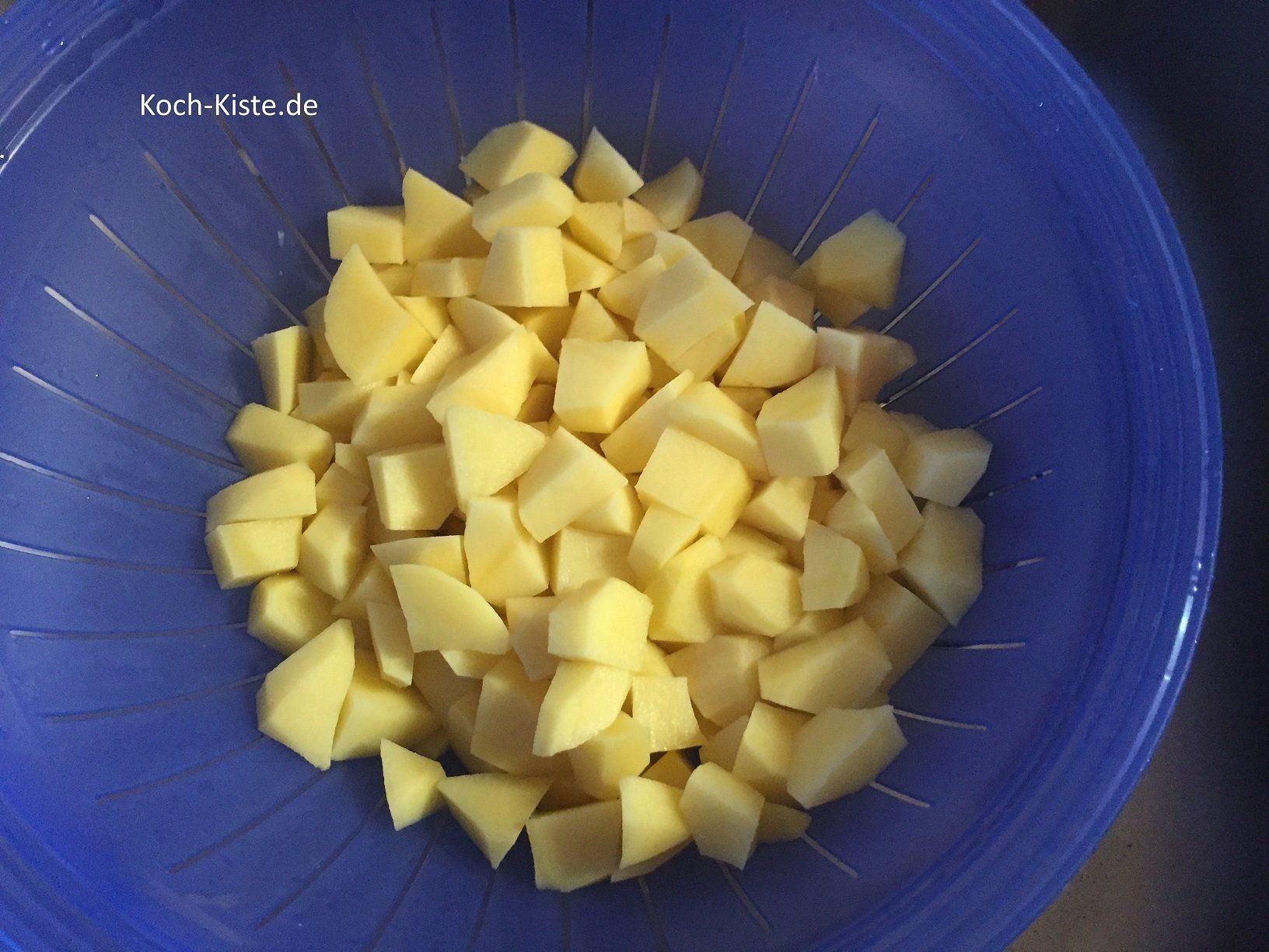 geschälte, gewürfelte und unter fließend, kaltem Wasser abgespülte Kartoffeln