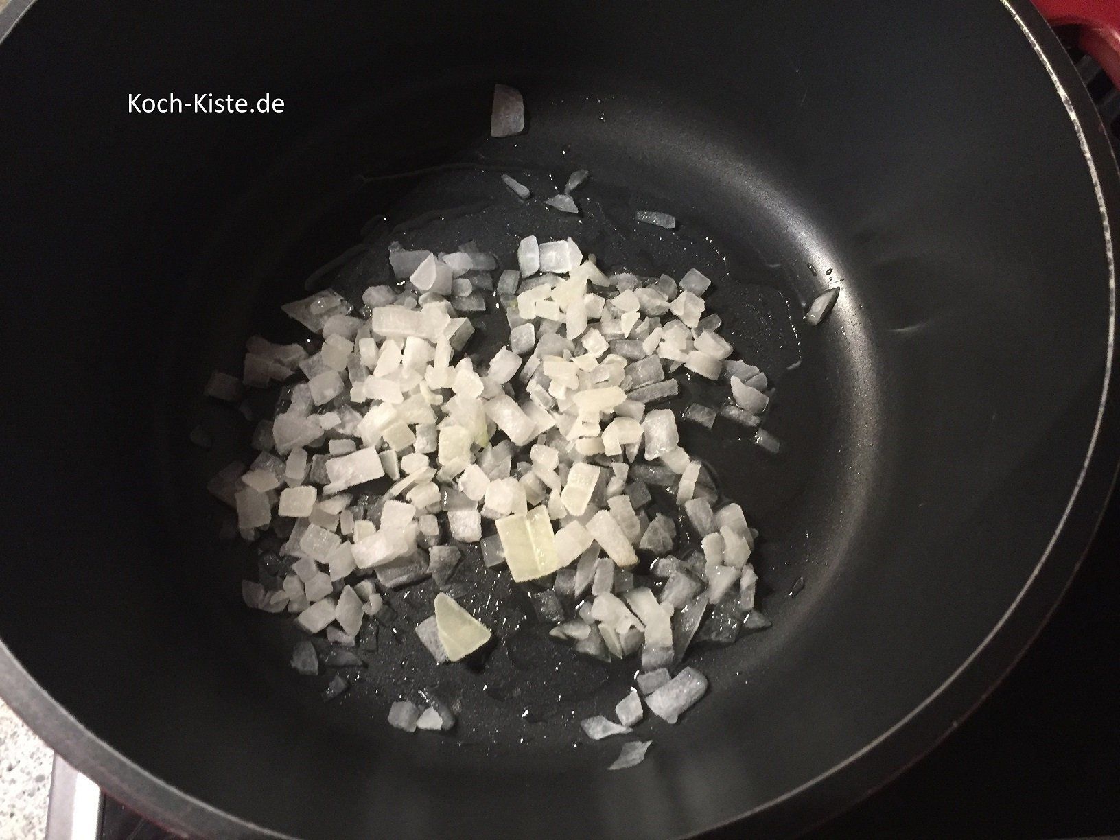 Zwiebel in dem Öl anbraten