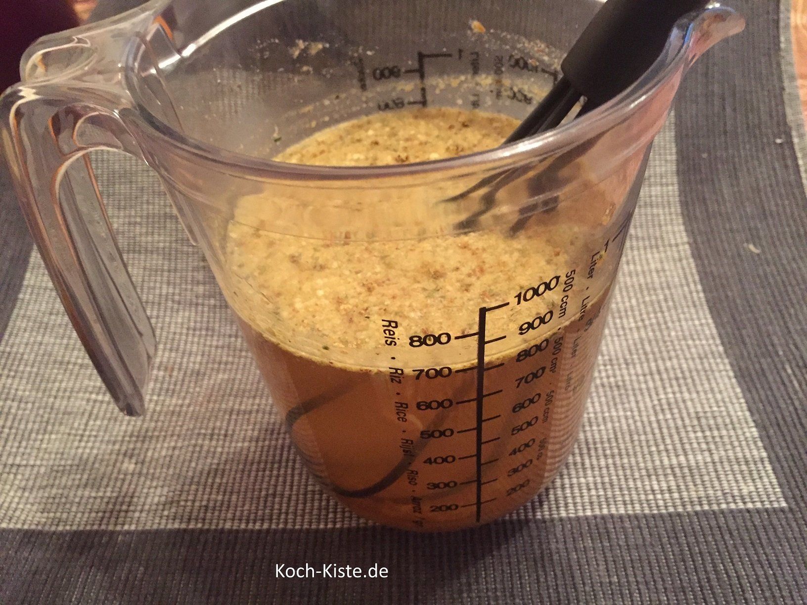 Wasser mit Gemüsebrühepulver verrühren