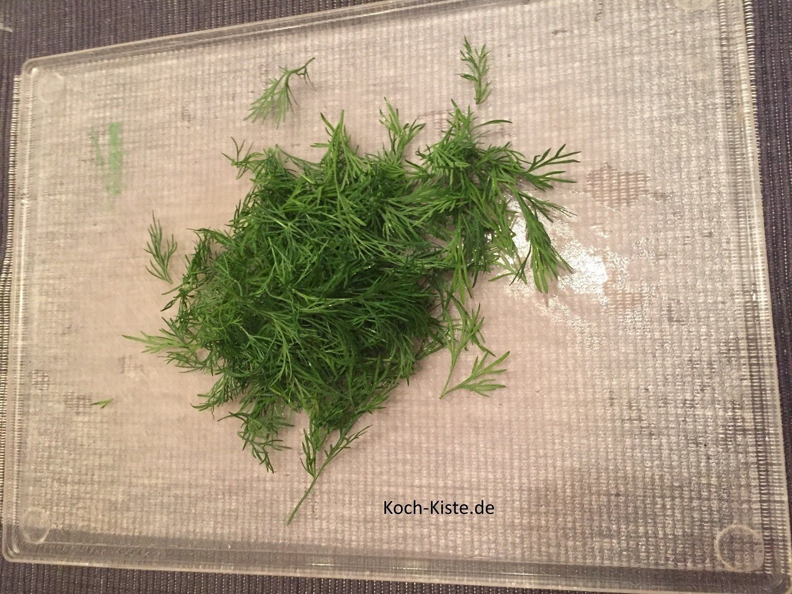 Dill abspülen, trocken schütteln und von Stielen befreien