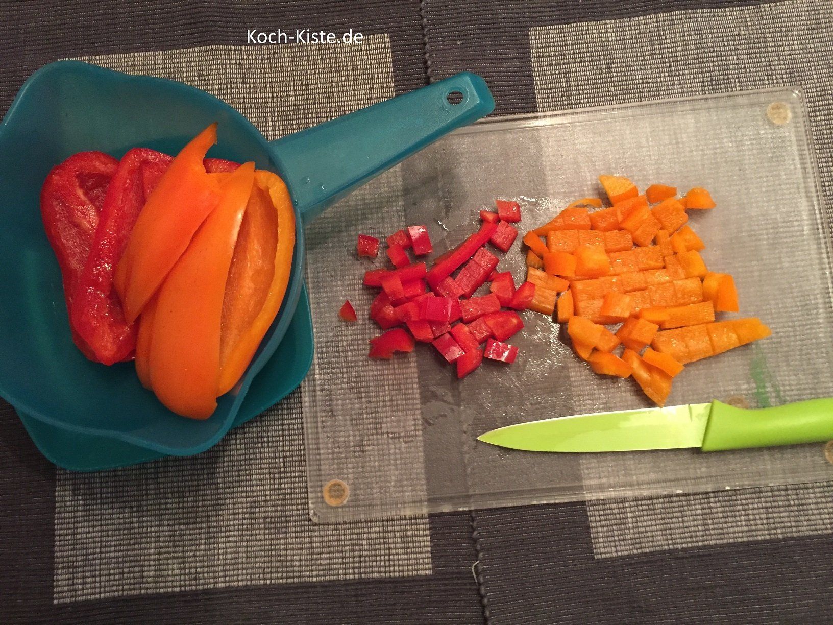 Paprika vom Strunk befreien, halbieren, Innenhäute entfernen, abspülen und in kleine Würfel schneiden
