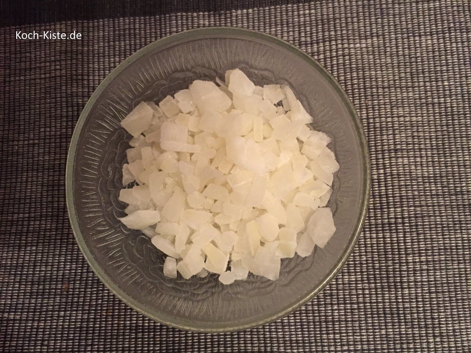 Zwiebel pellen und in kleine Würfel schneiden