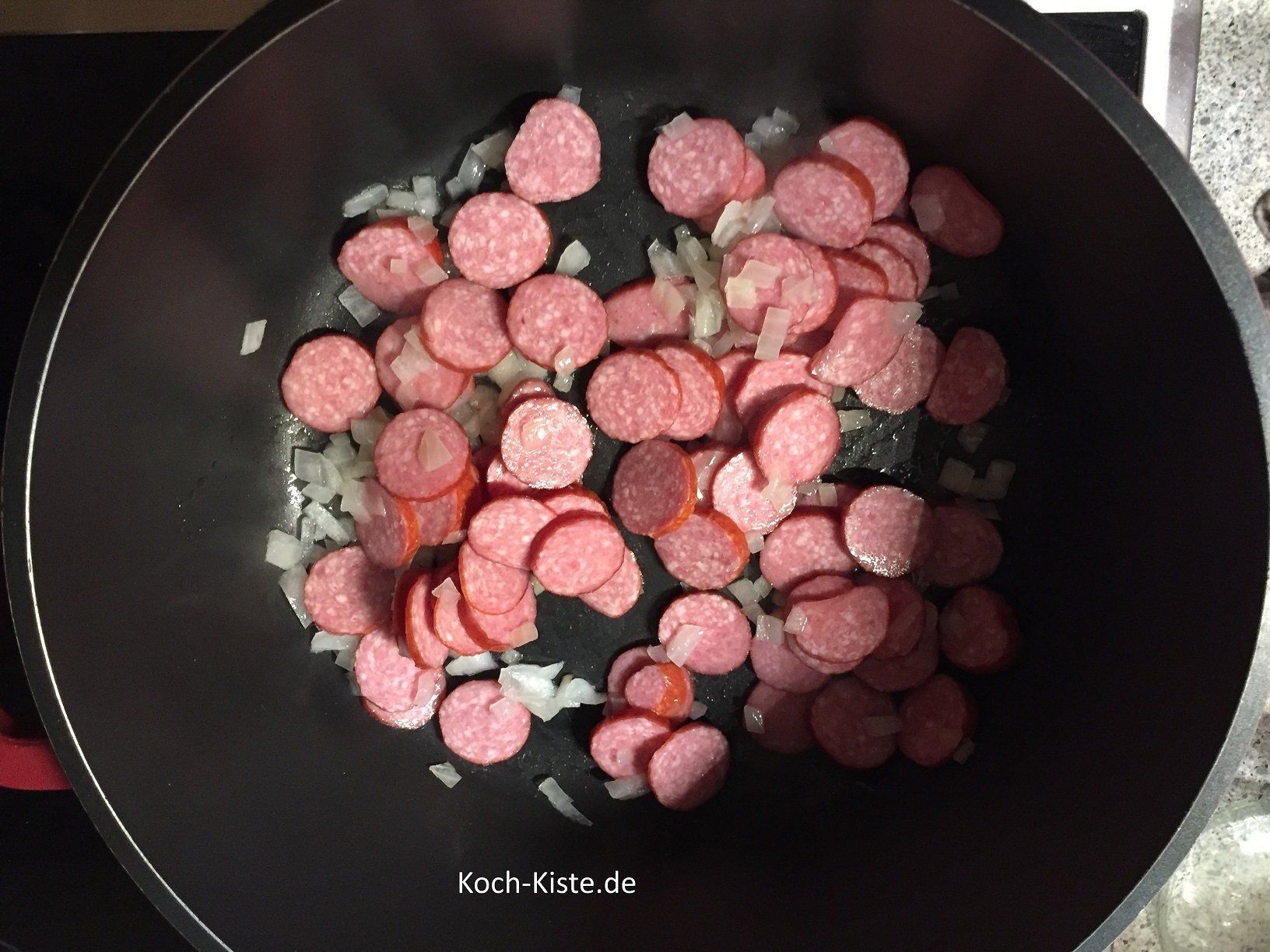 Kabanossi in dem Öl anbraten