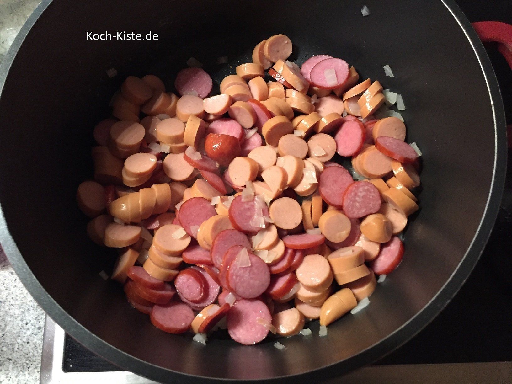 Geflügelwurstscheiben dazu geben und mit anbraten