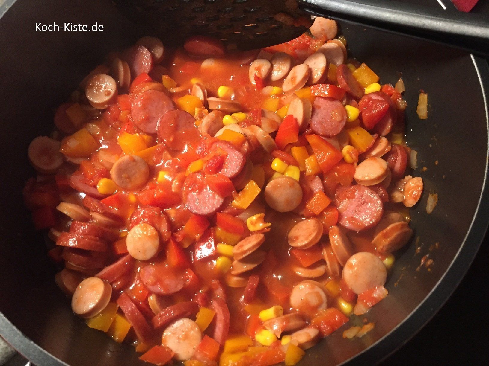 Mais und Tomaten mit in den Topf geben