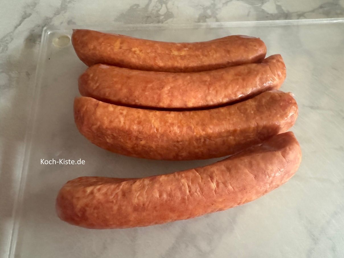 nehme die Mettenden aus der Verpackung und lege sie auf ein Schneidebrett