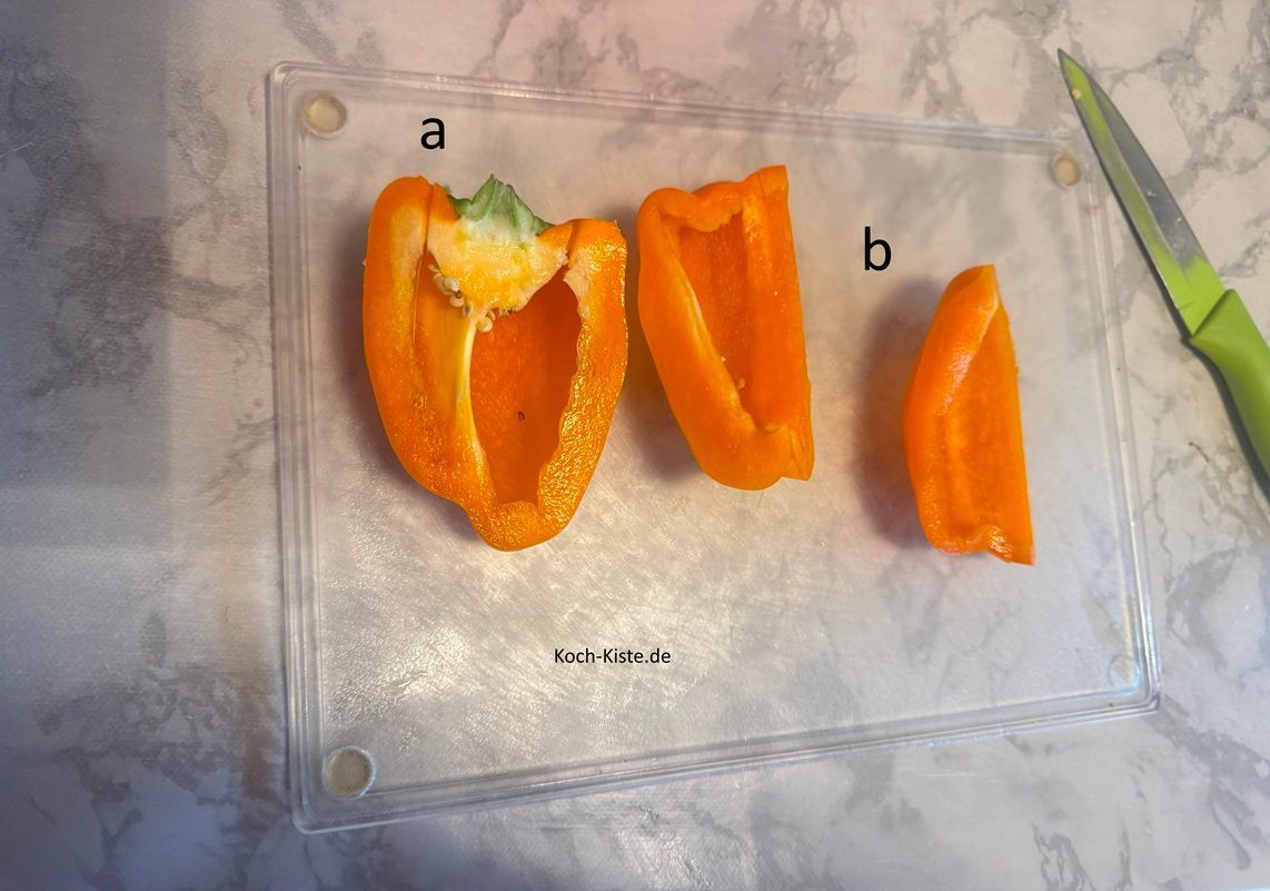 In der Zwischenzeit halbiere (a) und viertel die Papirka (b). Dann entferne die Innenhäute und spüle die Paprikaviertel unter kaltem, fließendem Wasser ab .