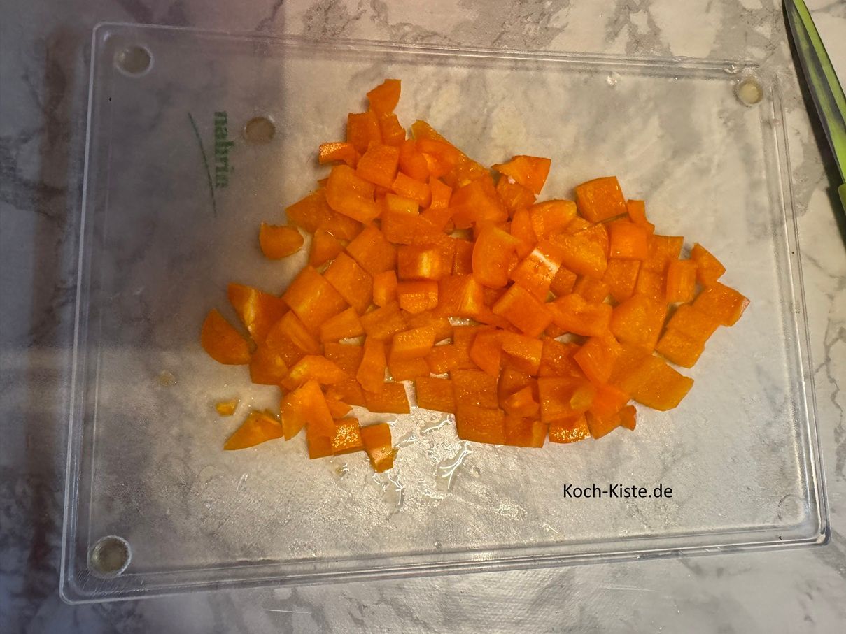 nun schneide die Paprika in kleine Stücke und gebe sie in eine Rührschüssel