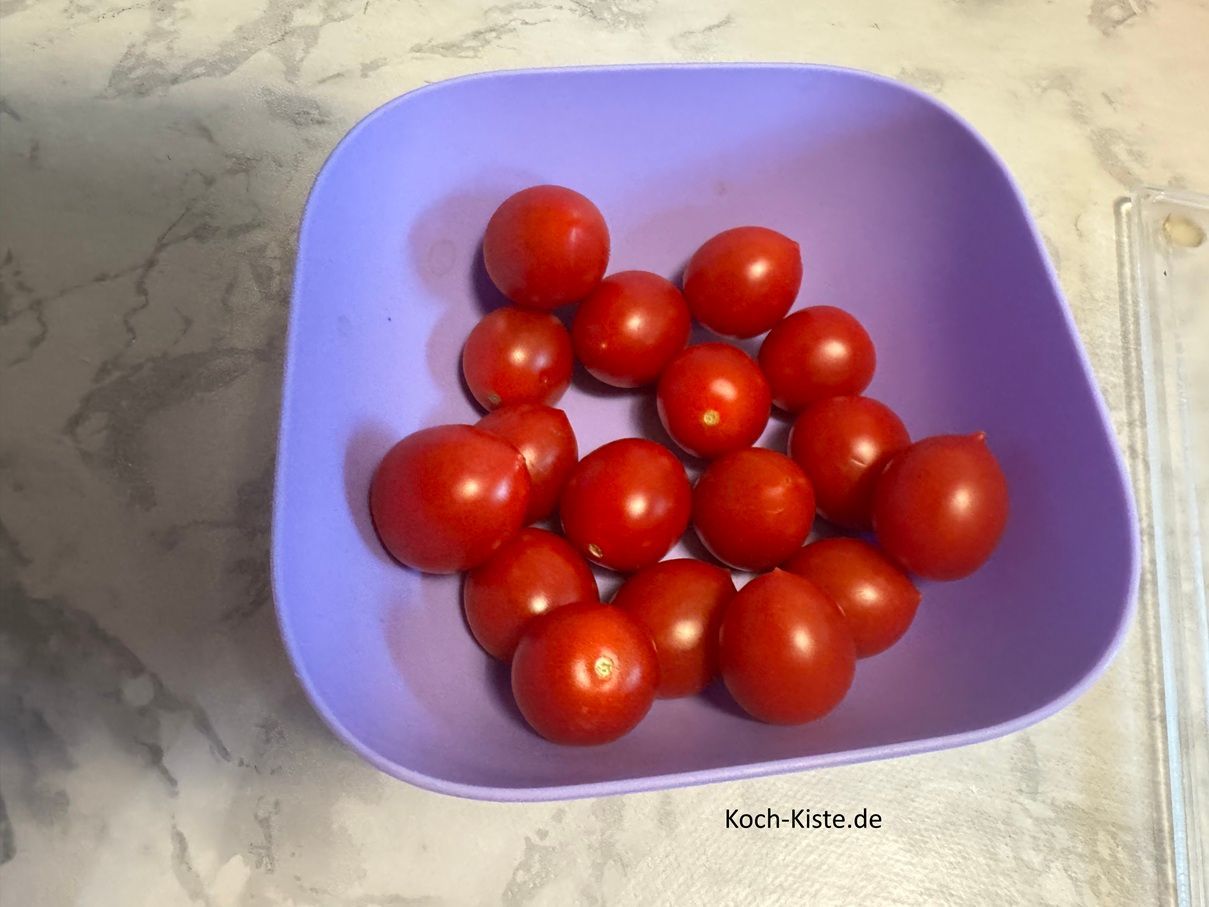 stelle eine kleine Schale auf die Küchenwaage- auf 0 und wiege 200 g Cocktailtomaten ab