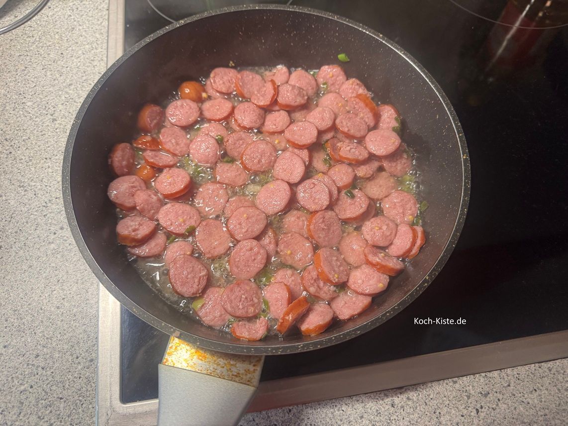 gebe die Mettendenscheiben in die Pfanne und lasse sie unter mittlerer Temperatur, unter mehrmaligem Wenden anbraten.