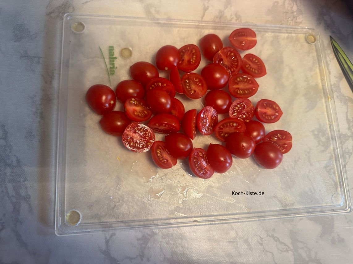 dann halbiere die Cocktailtomaten