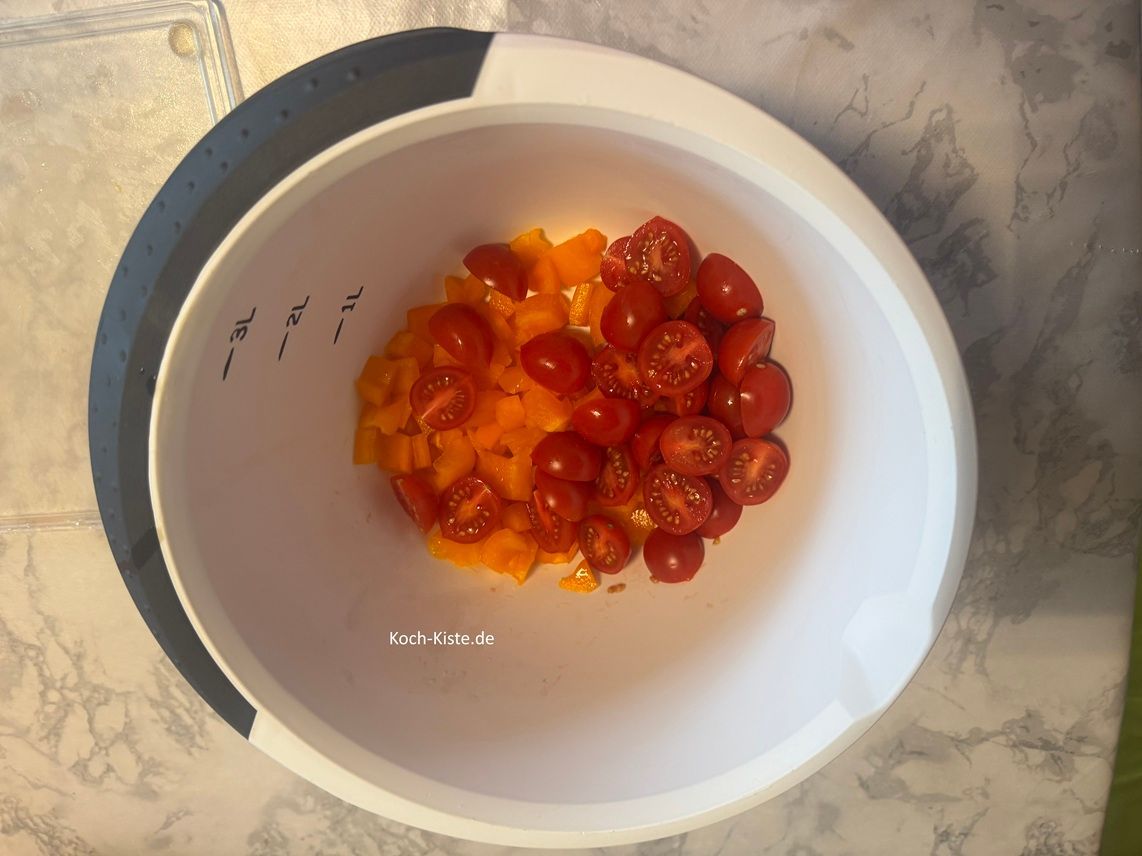 jetzt gebe die geschnittenen Cocktailtomaten mit in die Rührschüssel .