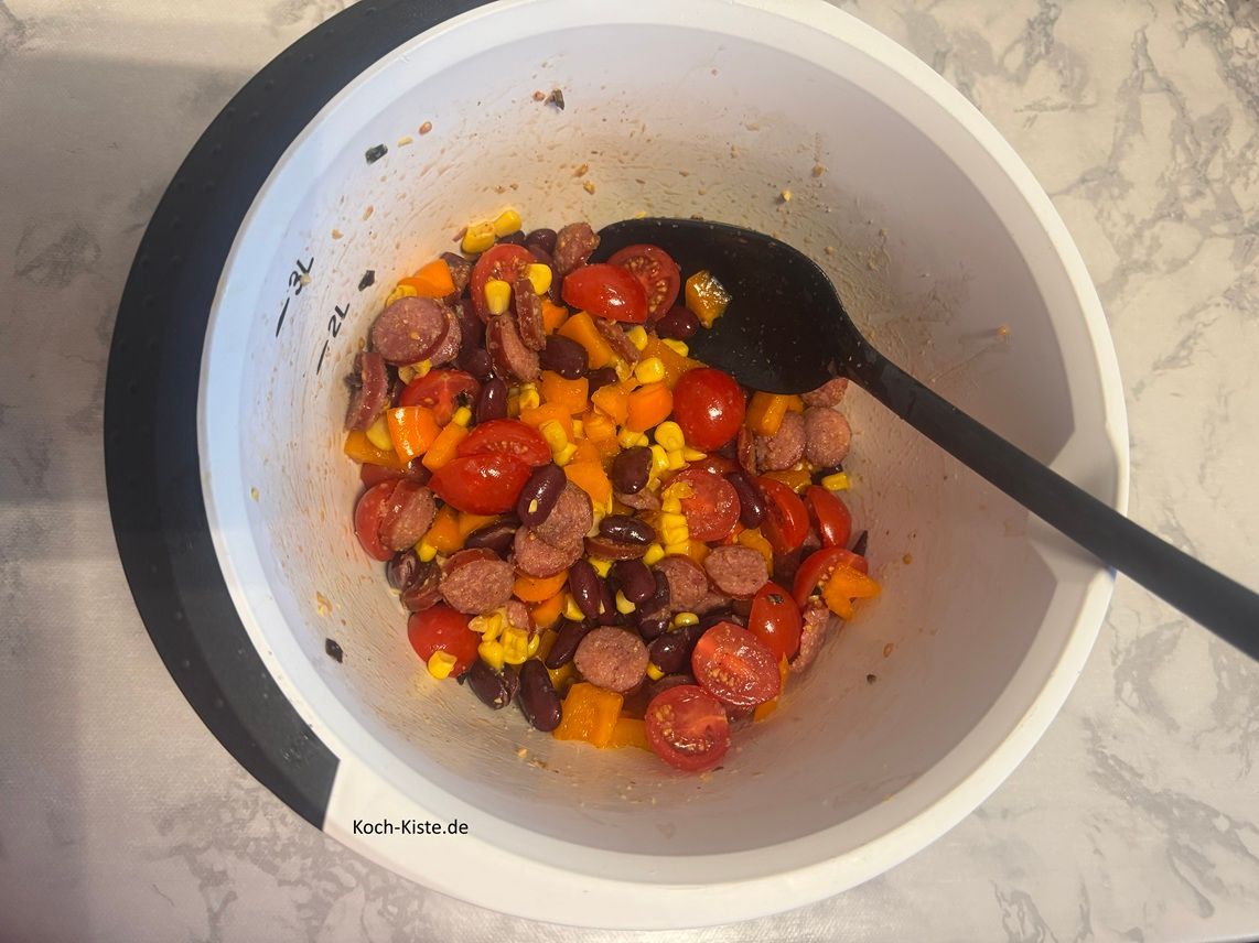 Jetzt gebe die Mettendenstücke mit in die Rührschüssel. Dann kommt 3/4 Teelöffel Pfeffer und 3/4 Teelöffel Knoblauchpulver hinzu. Verrühre mit einen Kochlöffel alles gleichmäßig. Lasse den Salat etwas durchziehen ca. 30 Minnuten .