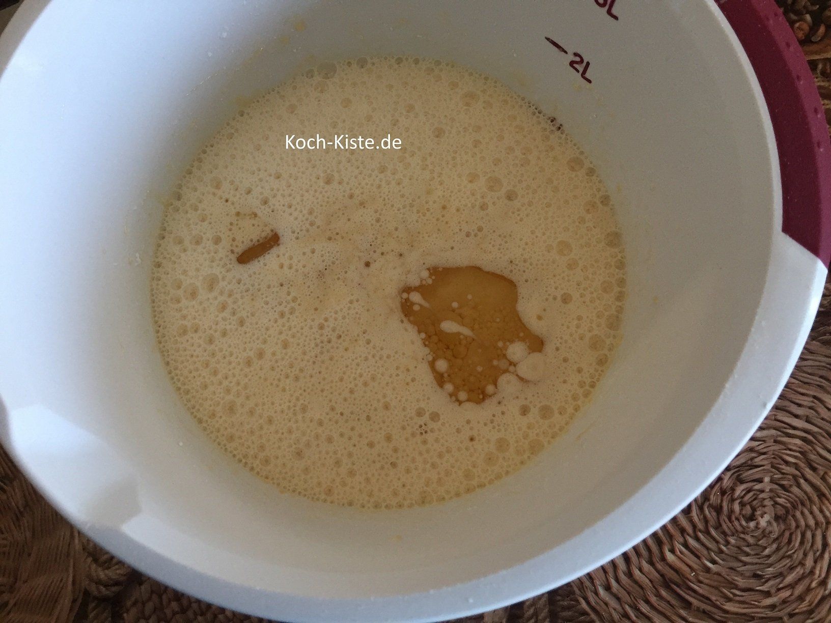 messe Speiseöl und Eierlikör ab und gieße beides mit in die Rührschüssel