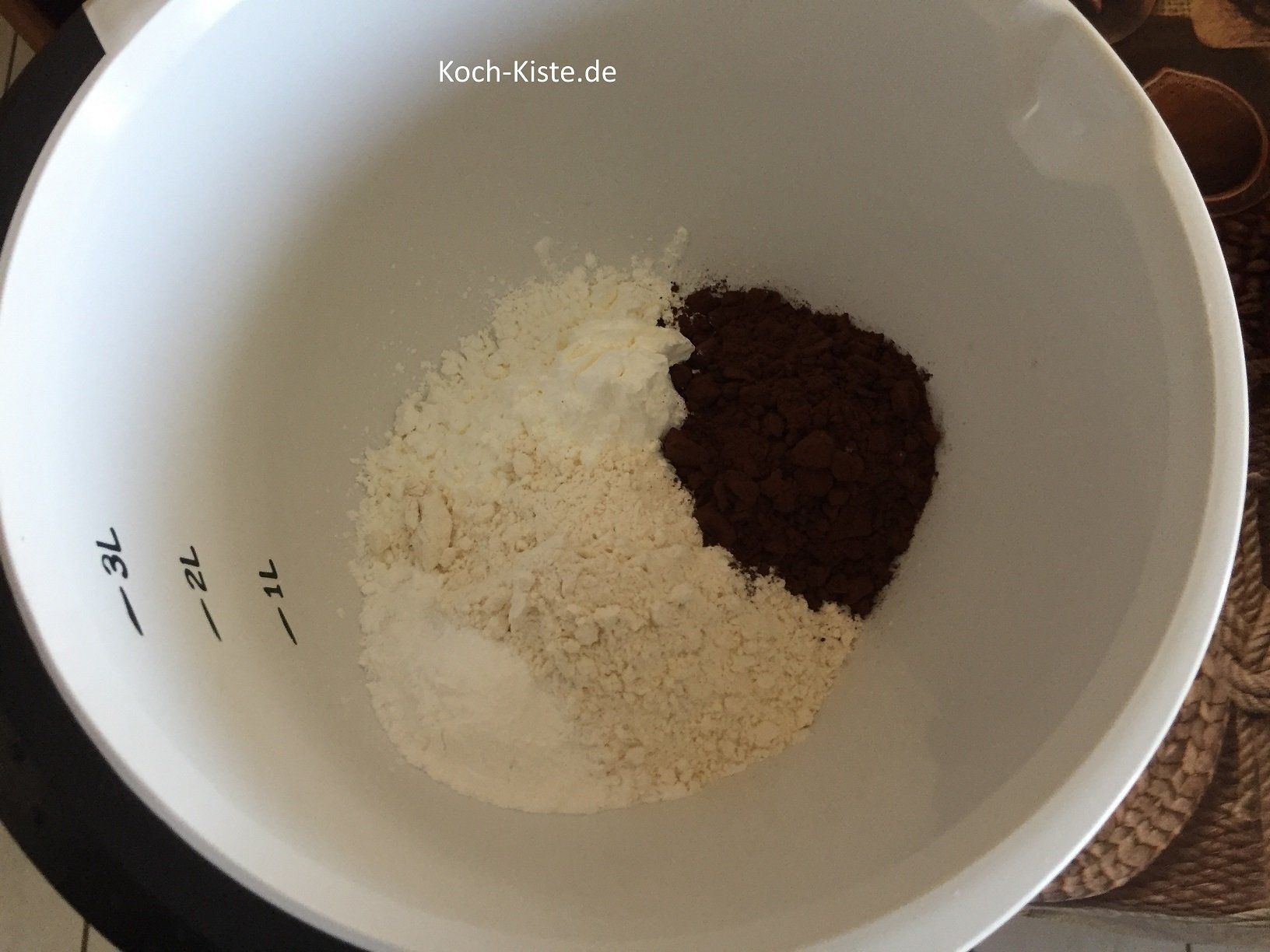 wiege in einer extra Schüssel Mehl, Speisestärke, Backpulver und Kakaopulver ab