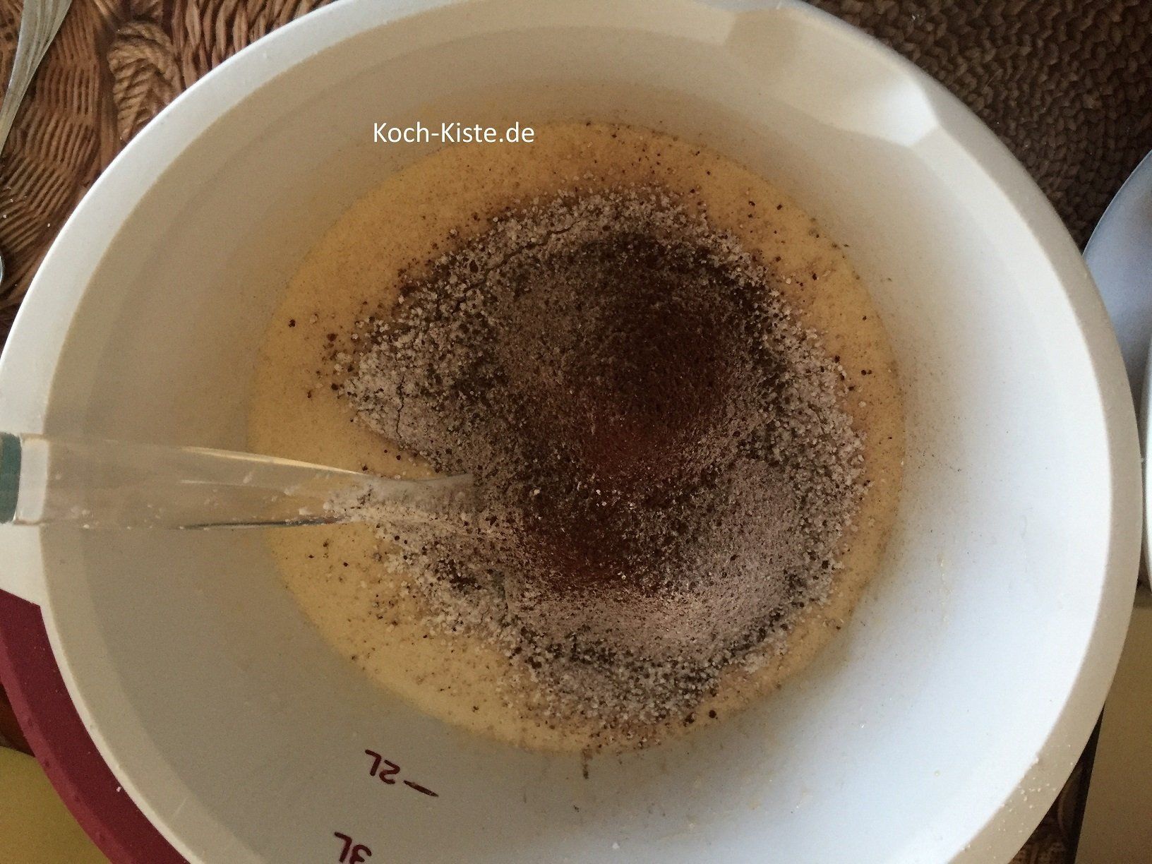 siebe das Mehlgemisch mit in die Rührschüssel