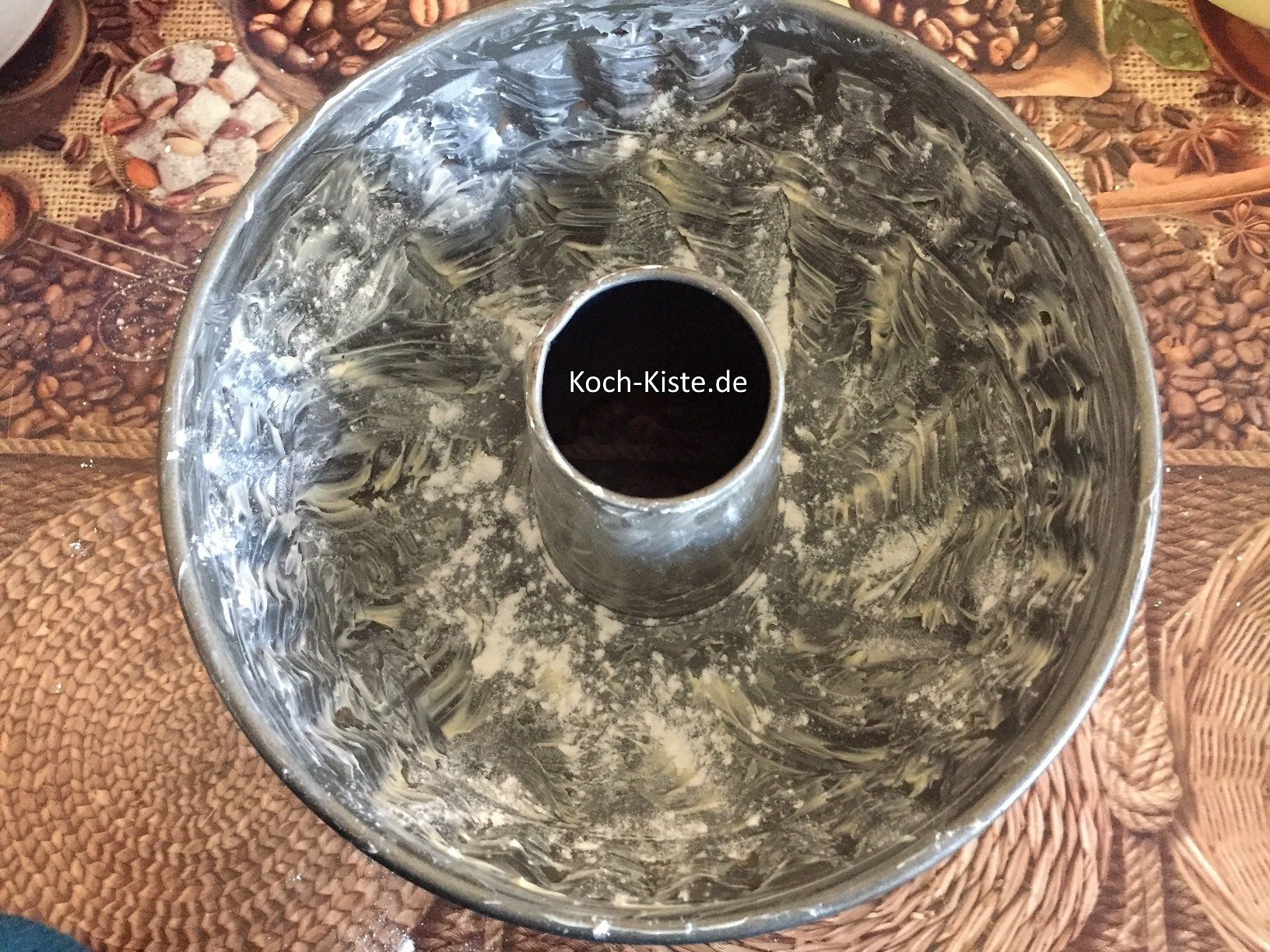 fette die Napfform ein und bemehle sie dann