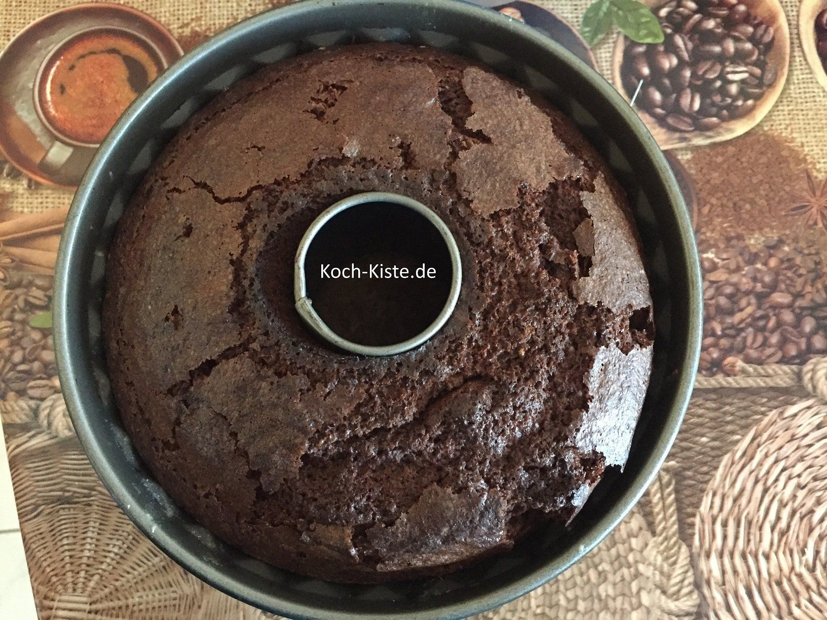 fertig gebackener Eierlikör-Schoko-Kuchen