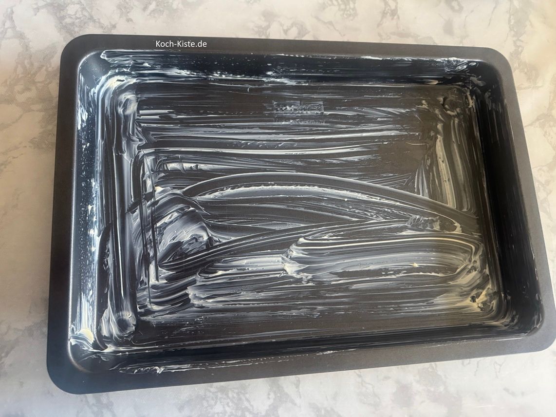 fette das Backblech oder die Backform ein