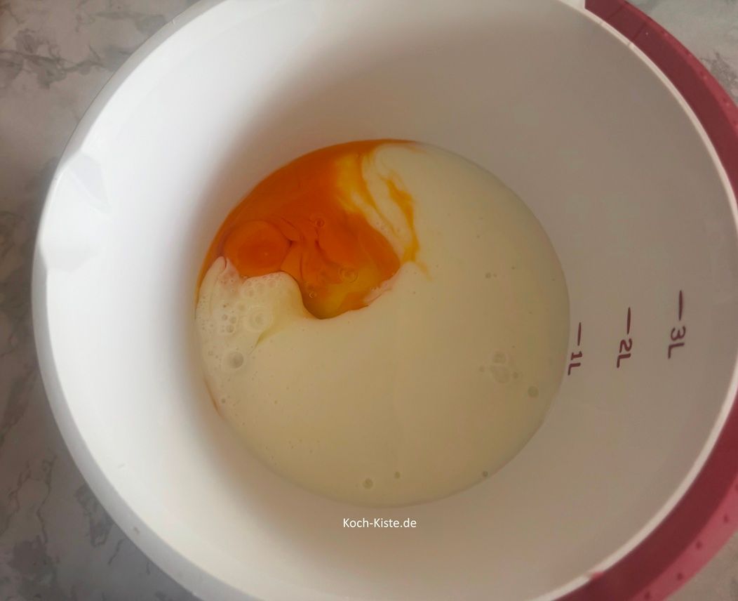 danach gebe die 3 Eier mit in die Rührschüssel und gieße die 500 ml Buttermilch hinzu