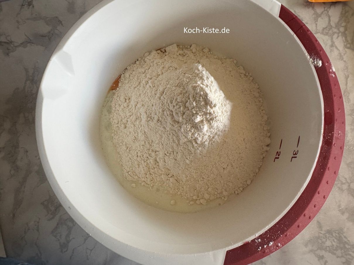 stelle die Küchenwaage wieder auf 0 und wiege die 500 g Dinkelmehl ab