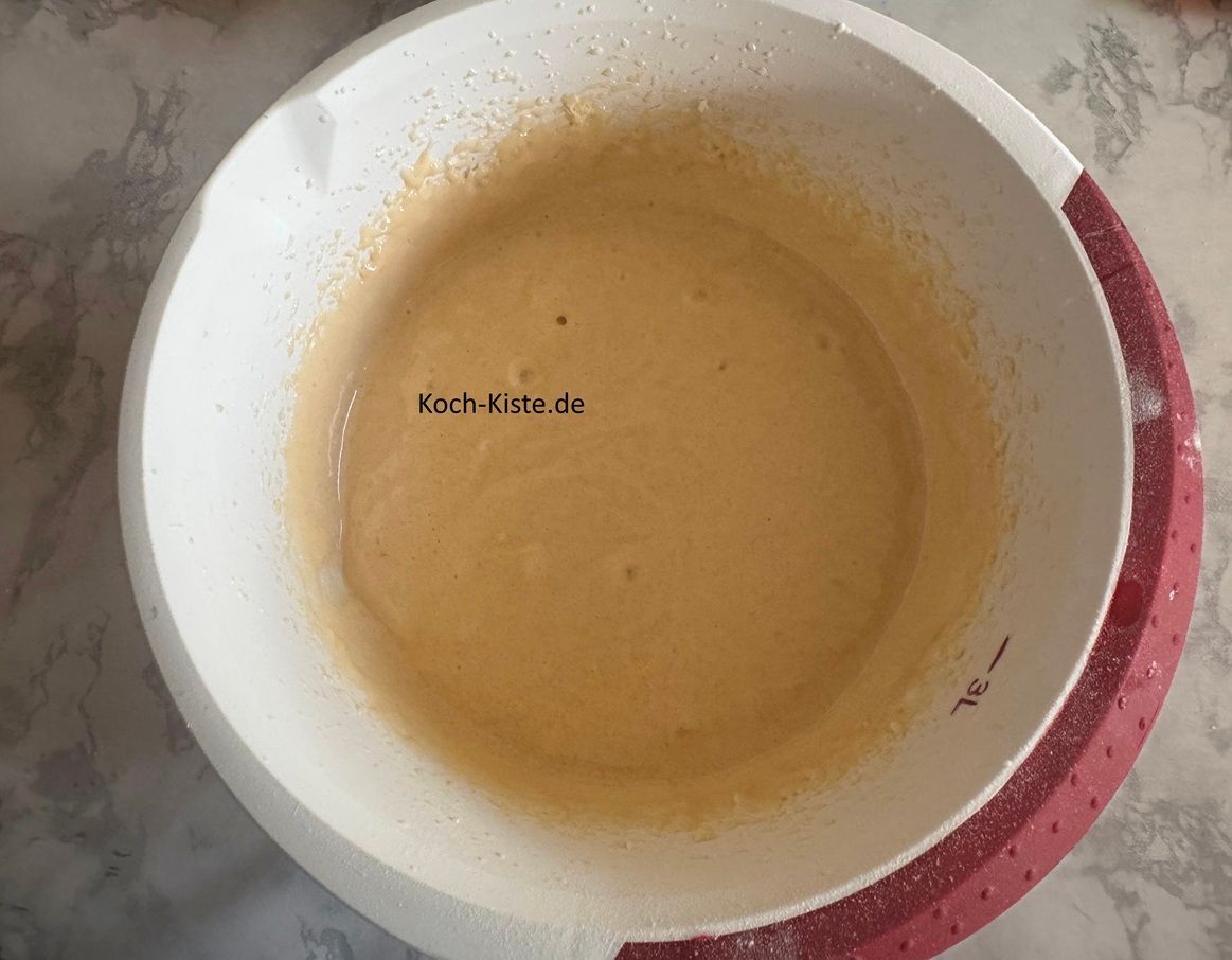 mit Hilfe des Handrührgerätes wird alles zu einem geschmeidigen Teig verrührt.